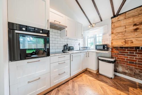 New Forest Cottage with Hot Tub, Fireplace and Private Garden in Cadnam