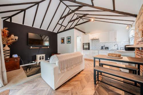 New Forest Cottage with Hot Tub, Fireplace and Private Garden in Cadnam