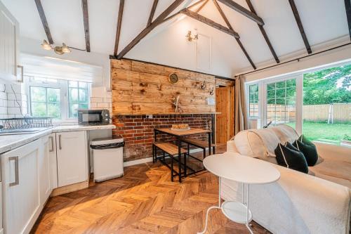 New Forest Cottage with Hot Tub, Fireplace and Private Garden in Cadnam