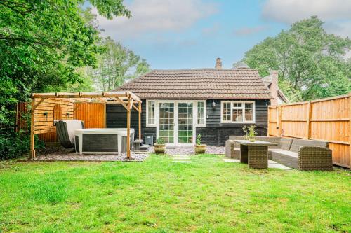 New Forest Cottage with Hot Tub, Fireplace and Private Garden in Cadnam