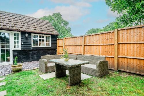 New Forest Cottage with Hot Tub, Fireplace and Private Garden in Cadnam