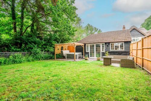 New Forest Cottage with Hot Tub, Fireplace and Private Garden in Cadnam