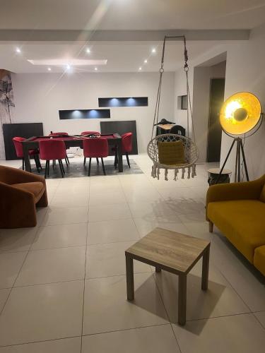 Large Atypical House, Ideal for Groups, Ski in Jougne