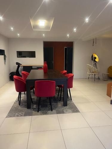 Large Atypical House, Ideal for Groups, Ski in Jougne