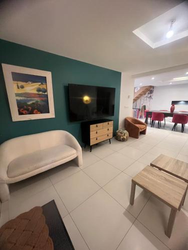 Large Atypical House, Ideal for Groups, Ski in Jougne