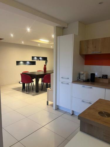 Large Atypical House, Ideal for Groups, Ski in Jougne