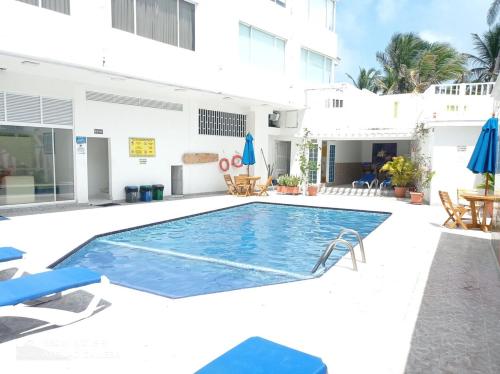 Remodelado apartamento con balcon a 50 mts de playa principal