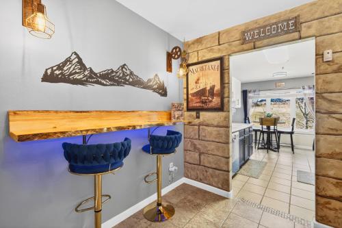 . 2 Bedroom Mountain View Apartment with Balcony Near Glenwood