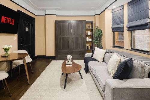 Beautiful Apt Near Times Square with GYM & PATIO