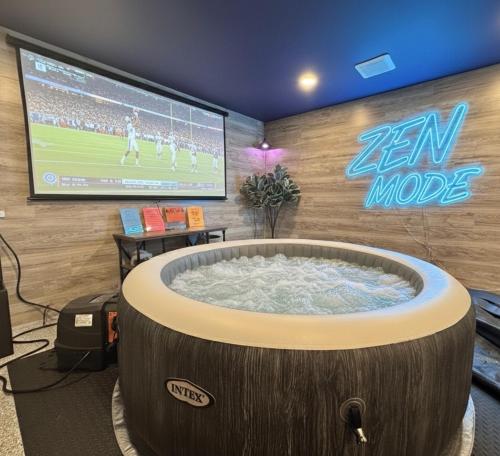 HeartOfRockfrd/NEXPlayground/IndoorHotTub/GameRoom in 羅克福德