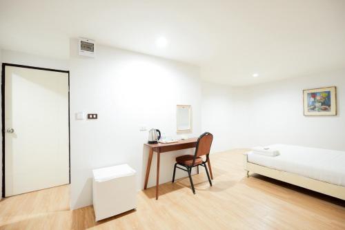 room detail thumbnail 1