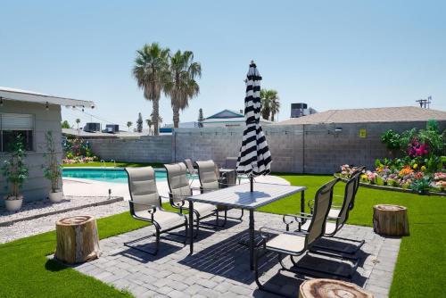 Vegas Hideaway with Jacuzzi & Pool by Strip, Las Vegas