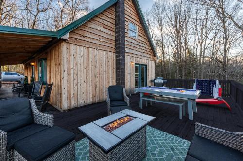 PlayDeck Cabin New River Gorge and Summersville Lake in Summersville
