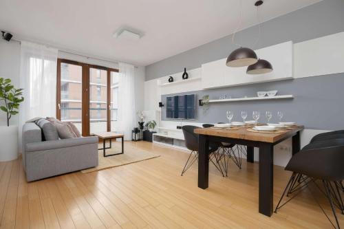 Big Family Apartment for 8 People with Garage and Balcony by Noclegi Renters - image 3