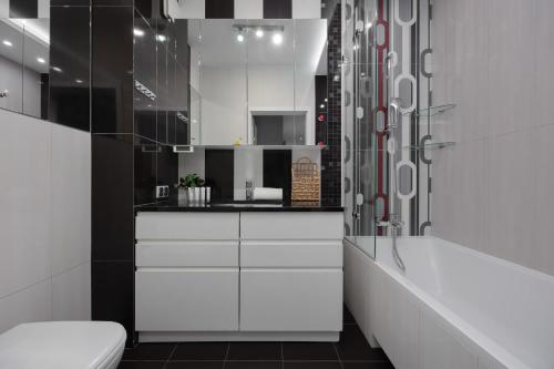 Big Family Apartment for 8 People with Garage and Balcony by Noclegi Renters - image 2