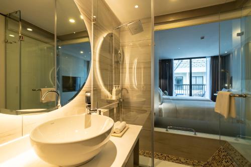 room detail thumbnail 2