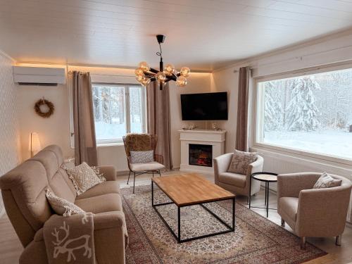 Lakefront Villa AINOLA, 55 km from Rovaniemi in Ylikyla