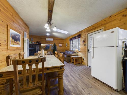 2 bedrooms, 3 beds