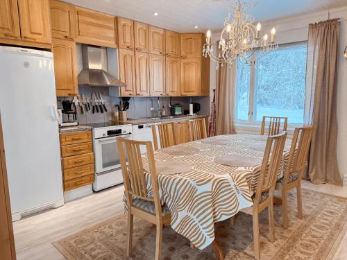 Lakefront Villa AINOLA, 55 km from Rovaniemi in Ylikyla