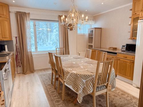 Lakefront Villa AINOLA, 55 km from Rovaniemi in Ylikyla