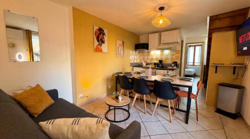 Bel Appartement Climatisé avec Terrasse au centre-ville de Narbonne
