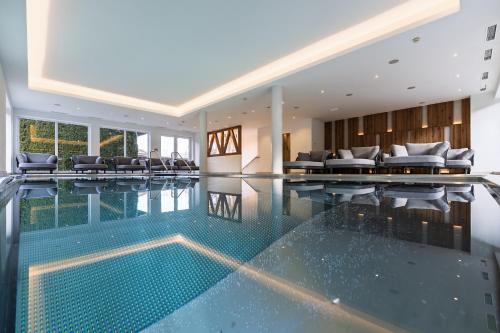 Swimming pool, Hotel Vier Jahreszeiten in Kaprun