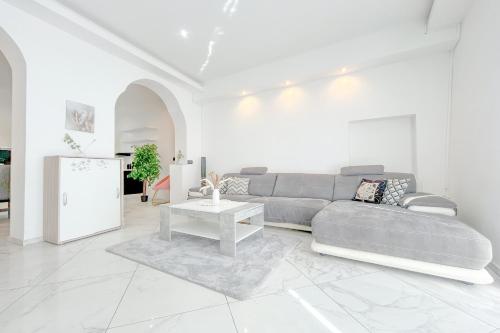 Cianta - Apartment with Terrace and Parking - Happy Rentals