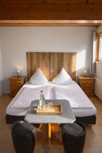 1 queen bed, 1 twin bed