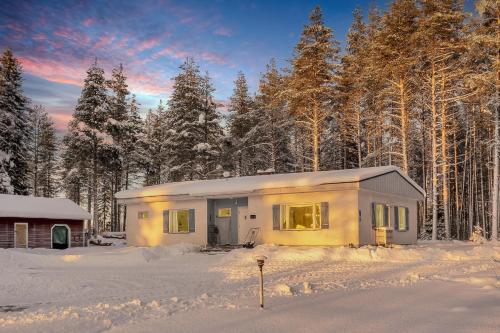 Lakefront Villa AINOLA, 55 km from Rovaniemi in Ylikyla