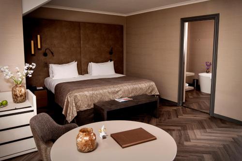 1 queen bed, 2 twin beds
