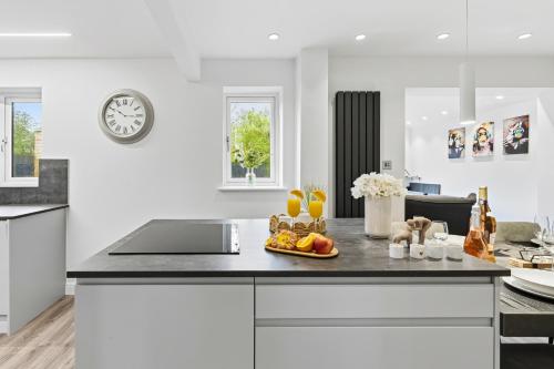 Ivy House 5 Bed 3 Bath w Games Room and Parking in 萊蘭中部