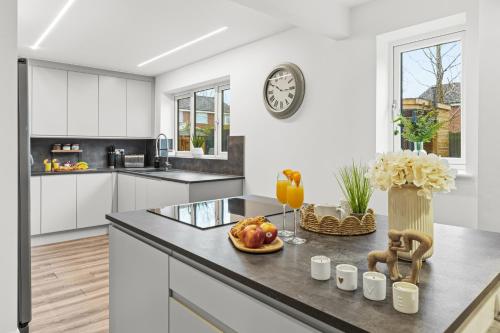 廚房, Ivy House 5 Bed 3 Bath w Games Room and Parking in 萊蘭中部