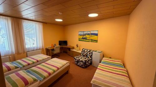 3 twin beds