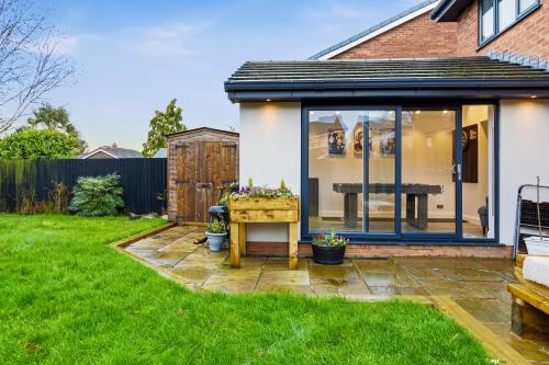 花園, Ivy House 5 Bed 3 Bath w Games Room and Parking in 萊蘭中部