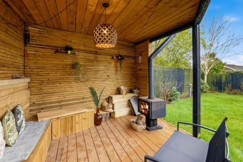 花園, Ivy House 5 Bed 3 Bath w Games Room and Parking in 萊蘭中部