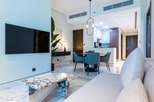 HomesGetaway - Contemporary1 BR apartment in J One Residence, Dubái