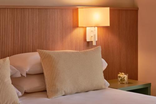 2 queen beds, 1 sofa bed