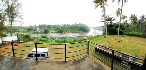 Golden Riverside Resort Kosgama in Hanwella