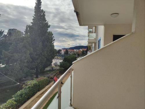 Komforan apartman u Irskom kompleksu, Bečići, blizu mora sa parkingom