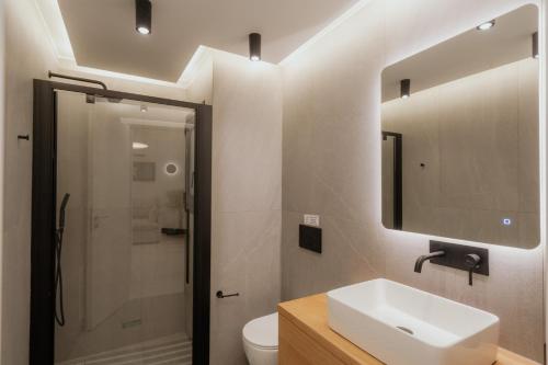 Modern 1BR Designer Suite by the Metro - image 7