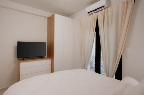Modern 1BR Designer Suite by the Metro - image 13