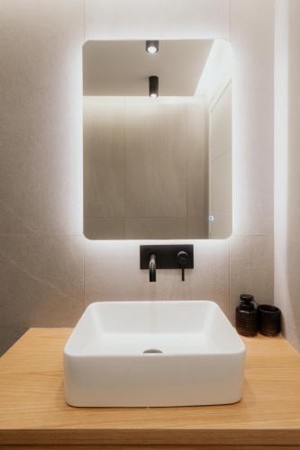 Modern 1BR Designer Suite by the Metro - image 2
