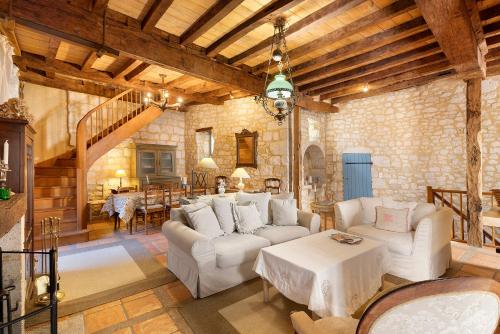 Viesnīcas āriene, Maison historique en pierre in Monsaguel