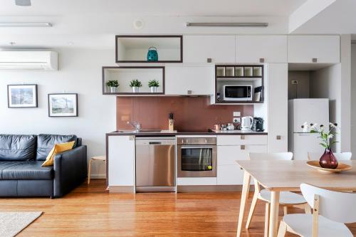 2BR East End Apartment Free Parking Near CBD