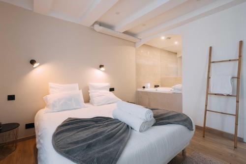 Bulle d'Amour - Jacuzzi, 10mn Palais&Plage, Centre