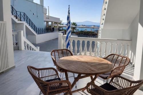Beachfront Escape in Mikra Mantinia-Messinian Aura - Location saisonnière - Arkhondikón