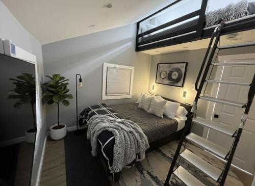 Sleek Modern Villa - Centrally Located - image 10