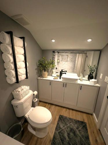Sleek Modern Villa - Centrally Located - image 7
