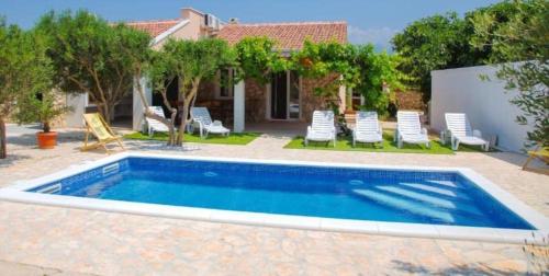 Holiday home Tina with Private Pool – khách sạn tại Potocnica