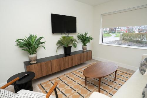 Spacious Family Stay Near the City in 高速公路區
